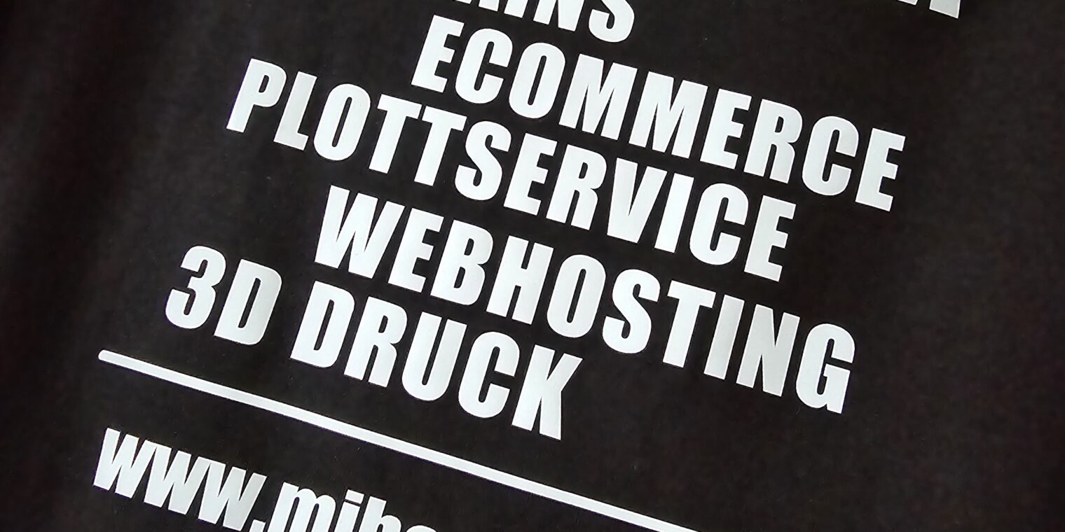 T-Shirt mit Text: Werbung auf dem Rücken – Logo auf der Brust