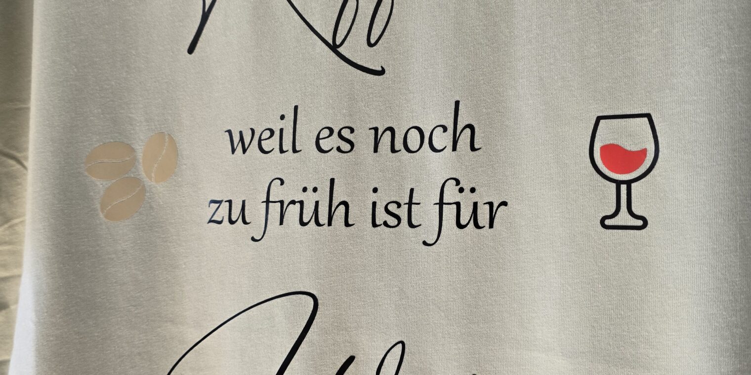 T-Shirt mit Spruch: Kaffee! Weil es noch zu früh ist für Wein