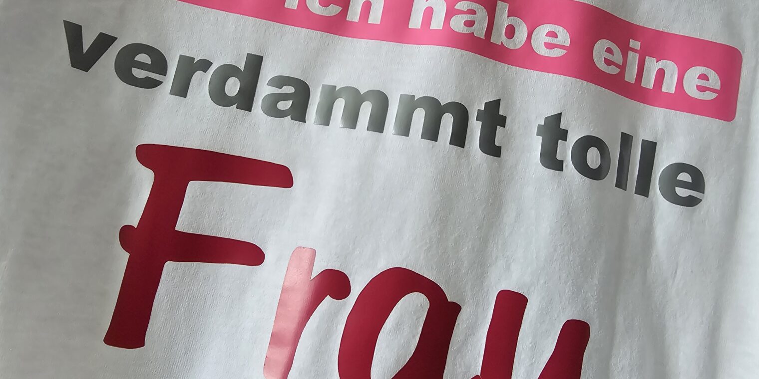 T-Shirt mit Spruch: Ich bin nicht PERFEKT aber ich habe eine verdammt tolle Frau die nah dran ist