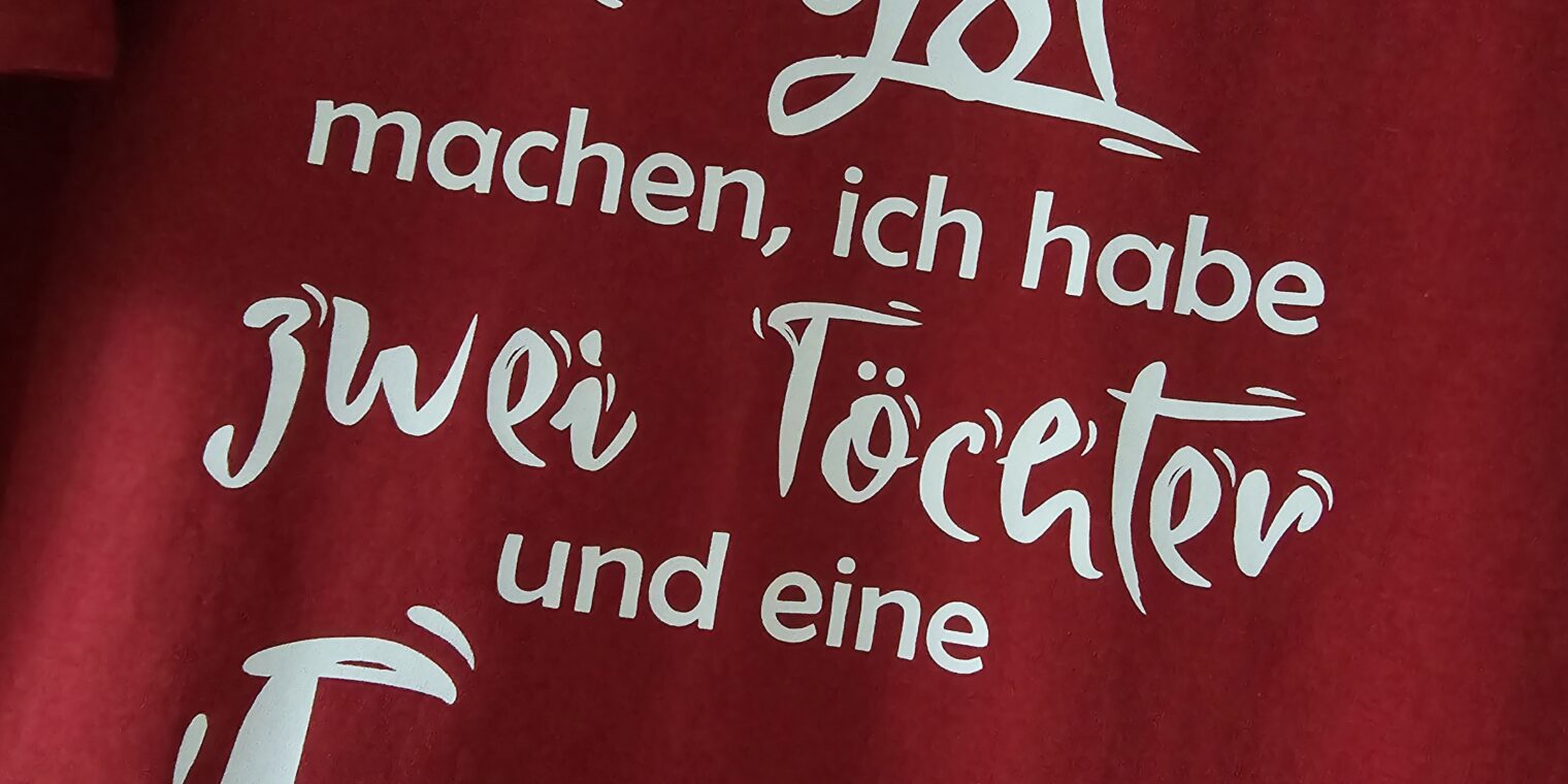 T-Shirt mit Spruch: Du kannst mir keine Angst machen, ich habe zwei Töchter und eine Frau