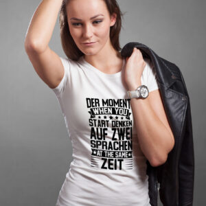 T-Shirt: Der Moment when you start denken auf zwei Sprachen at the same Zeit