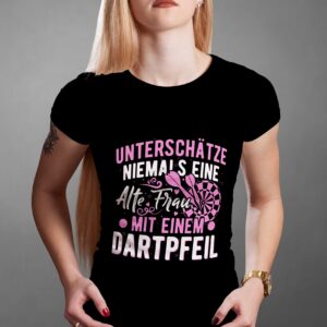 T-Shirt: Unterschätze niemals eine alte Frau mit einem Dartpfeil
